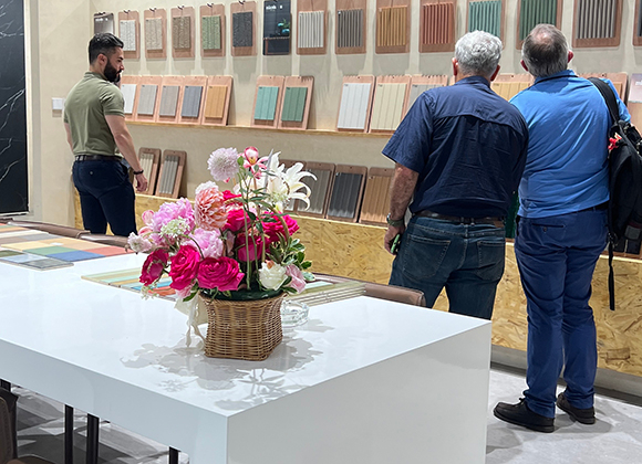 Клиенты США посещают керамику Wi -Fi 